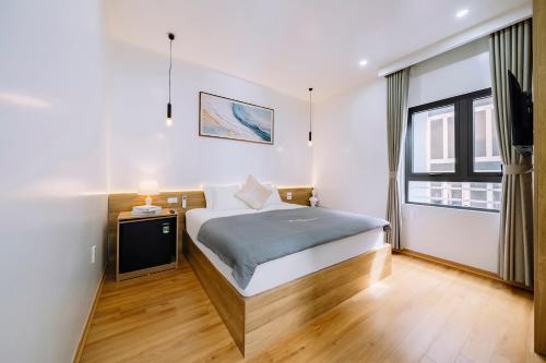 a bedroom with a bed and a tv in it at Minn Cat Ba in Cat Ba