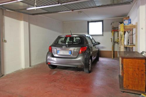 リーヴァ・デル・ガルダにあるMy Houseの車庫に停められた銀車
