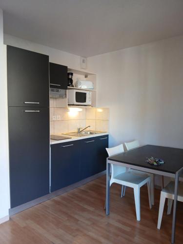 Appartement ski aux pieds, piscine et balcon