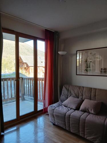 Appartement ski aux pieds, piscine et balcon