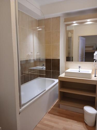 Appartement ski aux pieds, piscine et balcon