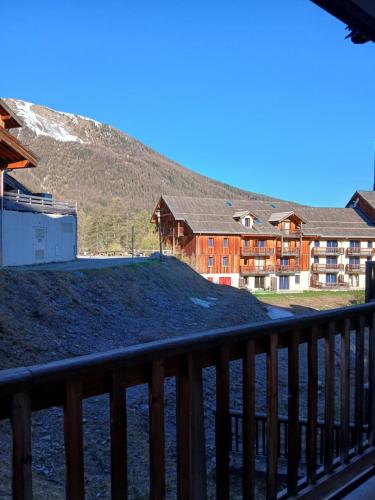 Appartement ski aux pieds, piscine et balcon