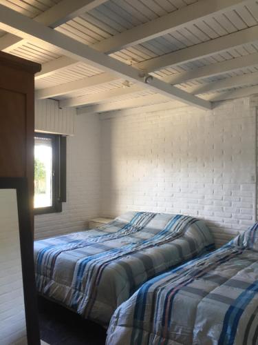 a bedroom with two beds in a room at Quinta del Pinar in Azul