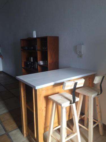 a counter with two chairs and a table with a counter top at Quinta del Pinar in Azul