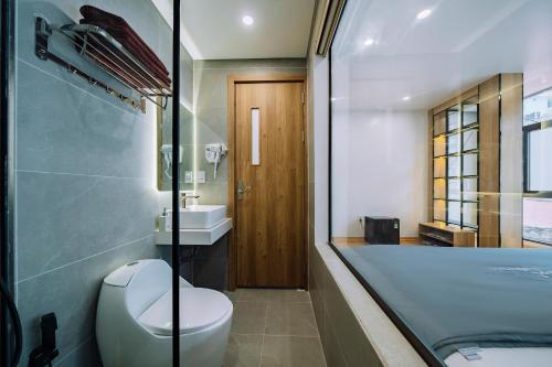 a bathroom with a toilet and a tub and a sink at Minn Cat Ba in Cat Ba