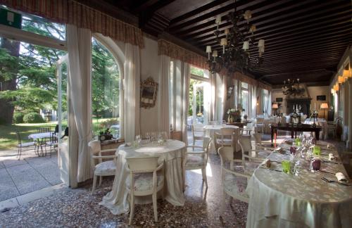 A restaurant or other place to eat at Hotel Villa Luppis