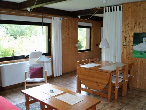 een woonkamer met een tafel en stoelen en een eetkamer bij Ferienwohnung An der Innerste in Wildemann