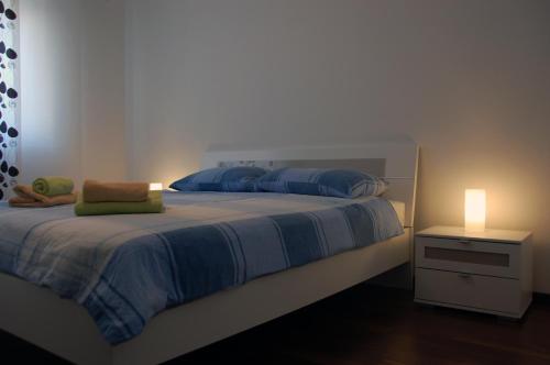 1 dormitorio con 1 cama con luz encendida en Apartment Spanjol en Banjol