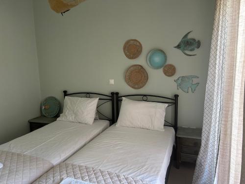 two beds sitting next to each other in a bedroom at Pearl kokkonaki in Kokóni