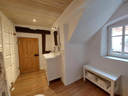 a small bathroom with a sink and a window at Ferienhaus Altstadtgarten in Beilngries
