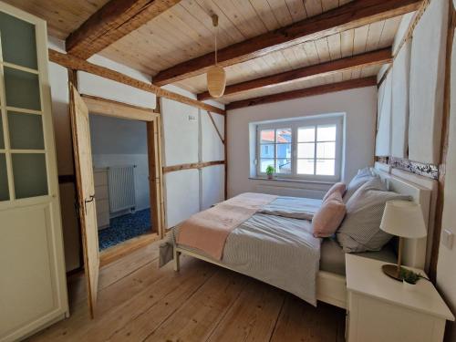a bedroom with a bed and a window at Ferienhaus Altstadtgarten in Beilngries