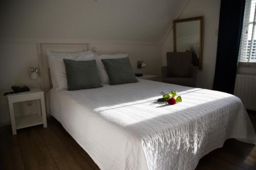 Een bed of bedden in een kamer bij De Dames Van De Jonge Hotel Restaurant