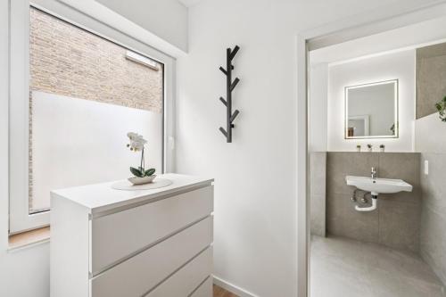 a white bathroom with a sink and a mirror at Boardinghouse Rees in Rees