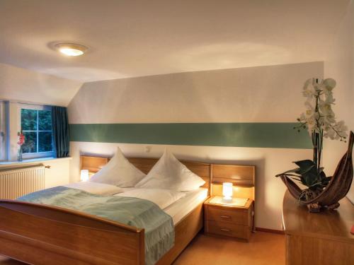 a bedroom with a bed with a green stripe on the wall at NOEL Hotel-Restaurant in Seevetal