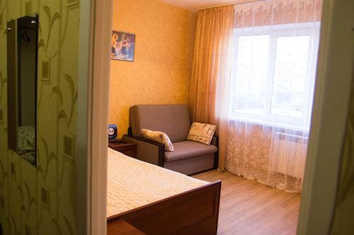 ヴェリーキー・ノヴゴロドにあるApartment Volotovskaya 6の小さなお部屋で、椅子と窓が備わります。