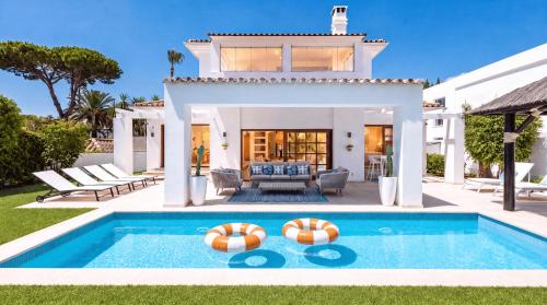 VACATION MARBELLA I Villa Marblanc, Private Pool, 350m to the Beach, BBQ, GYM, Sauna, 24h Security
