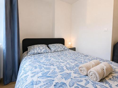 a bedroom with a bed with towels on it at Le Petit Forez, Cosy et Authentique in Saint-Bonnet-le-Château