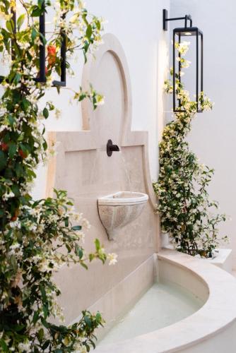 a sink in the corner of a bathroom with flowers at Villa Dorothea in Lisbon