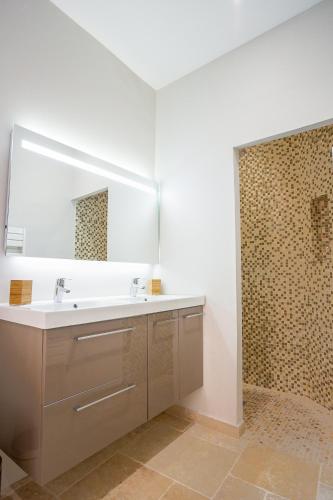 une salle de bain avec un lavabo et un miroir dans l'établissement L'Oustau D'Alberta, à Aix-en-Provence