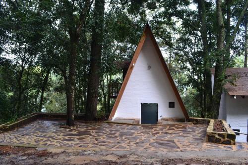a small white house with a triangular roof at Cabaña sueño real in Mazamitla