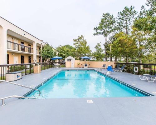 a swimming pool at a apartment complex with a resort at Quality Inn At the Mall - Valdosta in Valdosta