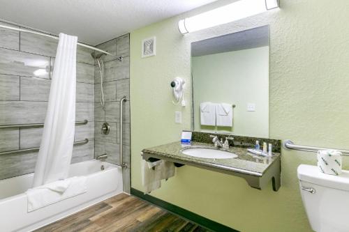 a bathroom with a sink and a tub and a toilet at Rodeway Inn Kingston Springs in Kingston Springs