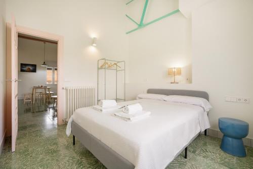 a bedroom with two beds with white sheets at Raízes 22 - Apartamento 4 in Puebla de Don Fadrique