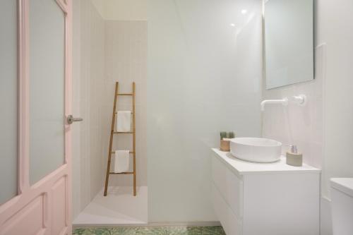 a bathroom with a white sink and a ladder at Raízes 22 - Apartamento 4 in Puebla de Don Fadrique