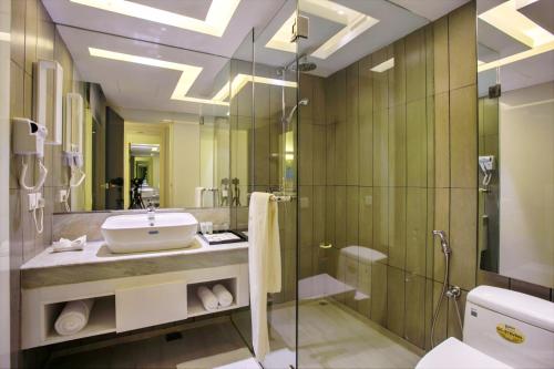 ein Badezimmer mit Waschbecken und Dusche in der Unterkunft Grace21 Runway Hotel in Dhaka