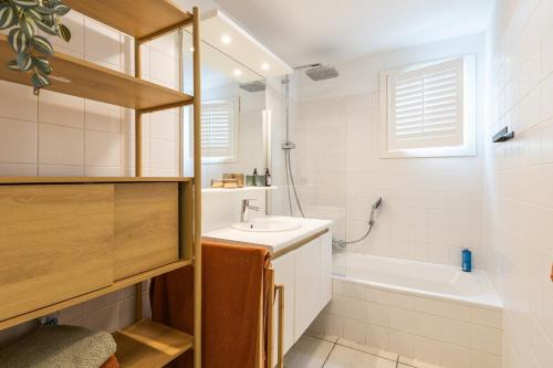 a bathroom with a sink and a bath tub at Sea Side Village 91 in De Haan