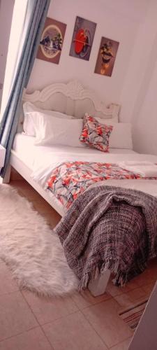 un letto con una coperta sopra in una camera da letto di The Amber Homes a Meru