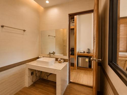 Bilik mandi di Verona Lanta Resort