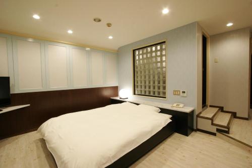 a bedroom with a large bed and a window at Noa Hotel Toyotaminami (Adult Only) in Anjo