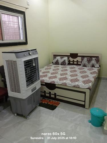 a bedroom with a bed and an air conditioner at RAM DARBAR PALACe & APS HOTEL in Umariā