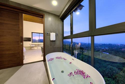 Gallery image of Nojoom Hills - Sea View 6 Bedroom Villa in Bophut 