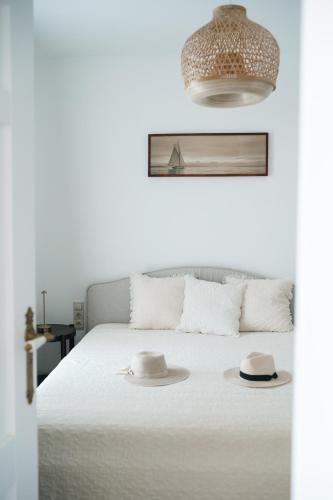 a bedroom with a bed with two hats on it at Scharioth Birtok in Nagyréde