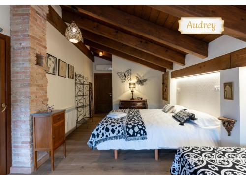 a bedroom with a large bed in a room at Cal Cabré del Priorat - Alojamiento y Bienestar in Pradell