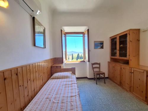 a room with a bed and a window in it at Appartamento Losanna in Campo nell'Elba