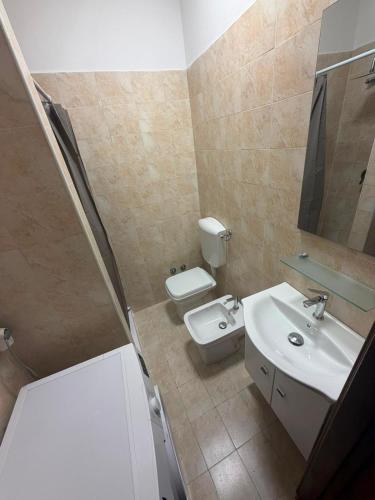 a small bathroom with a toilet and a sink at Luna in Novara