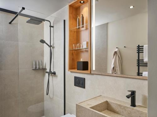 a bathroom with a shower and a sink and a mirror at Jakobsberg Nature Resort - Hotel & Golf in Boppard