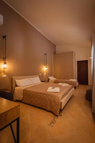 a hotel room with two beds and a table at Amandelia in Fardella