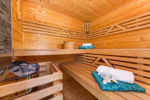 a log cabin sauna with a grill and towels at Ferienhaus Ostseeperle in Zingst