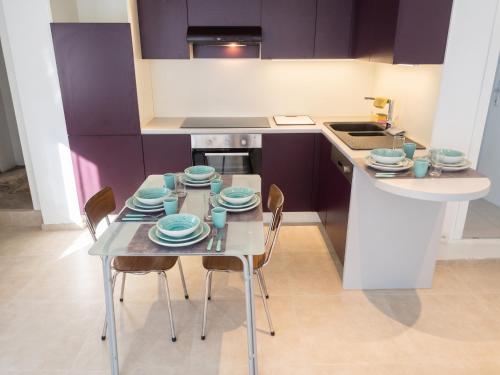 a kitchen with a table with blue plates on it at Comfortable Apartment in Waterloo with Jacuzzi - 78m² in Waterloo