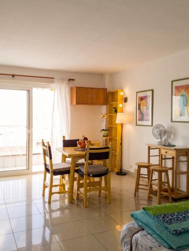 Modern studio with sea view in Arona 50 m² chic retreat