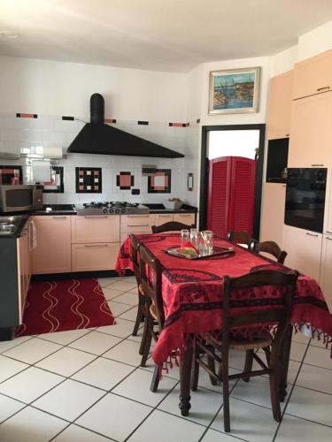 A kitchen or kitchenette at B&B Claro de luna