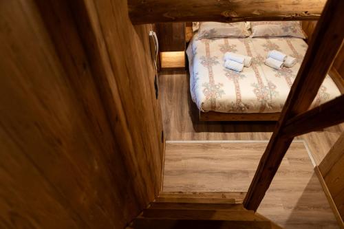 an overhead view of a bed in a small room at Agriturismo Piccola Baita in Falcade