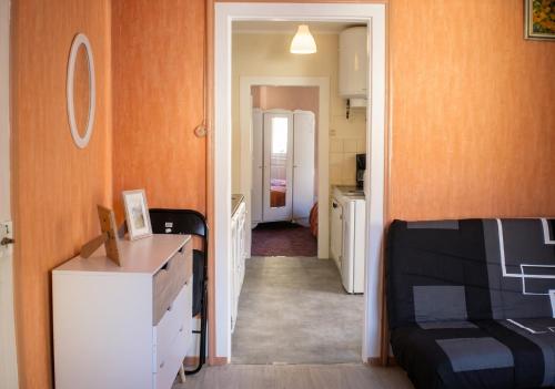 a hallway leading to a room with a bedroom at Appartement charmant à Plancher-les-Mines 40 m² avec jardin in Plancher-les-Mines