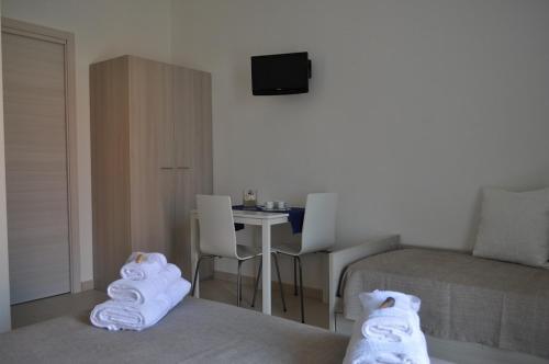 una camera d'albergo con un letto e un tavolo con una gonna da letto di B&B degli Aranci a Palinuro