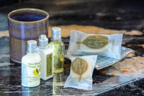 a table with two bottles of soap and a container at Louise village in Juquei
