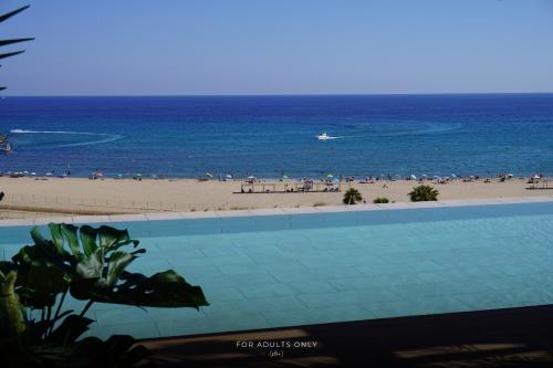 a view of the beach from the balcony of a resort at Hotel Brisamar Suites in Comarruga